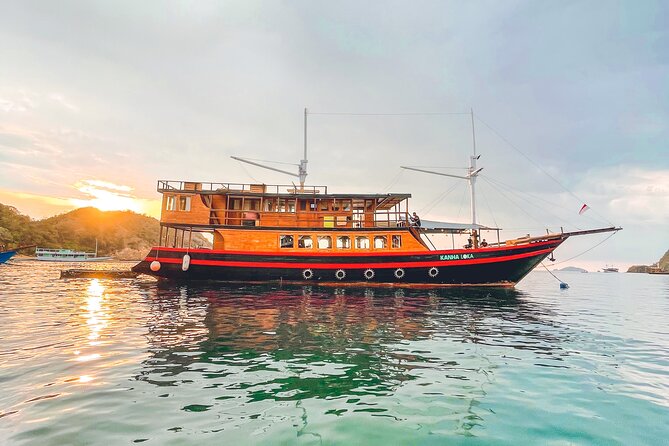 3 Days Deluxe Boat Private Cabin Sailing Trip in Komodo Island - What $585 buys you on the Flores Sea