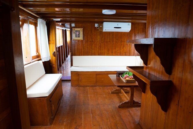 3Days Komodo Tour By Private Boat for 4 pax - Day three: turtles at Siaba and a final swim at Kanawa