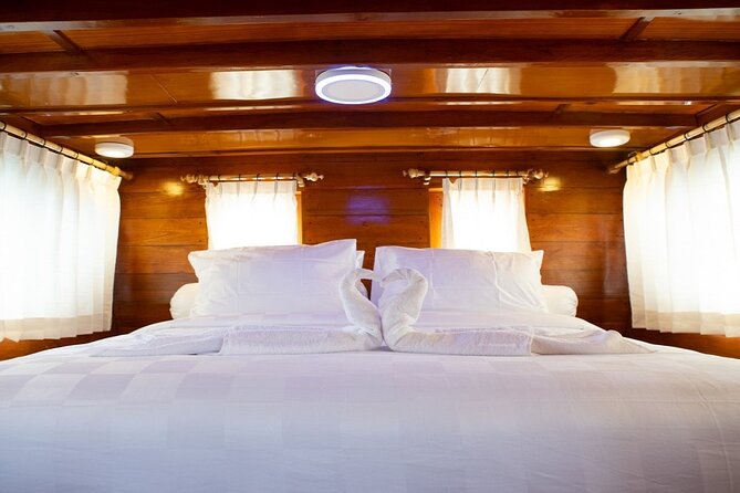 3Days Komodo Tour By Private Boat for 4 pax - Extra costs, park fees, and booking value