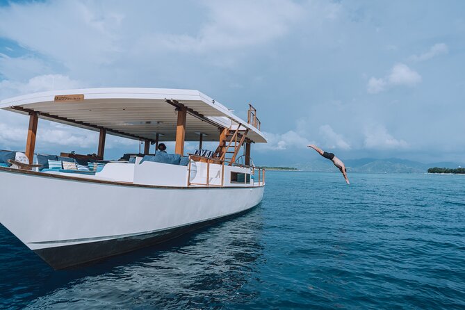 4-in-1 • Gili Islands Half-day Snorkel & Lunch Catamaran Tour - Breakfast between the morning swims