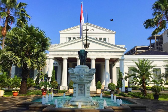 8 Hours Jakarta Private City Tour - (All Tourist Attractions) - Monas and Merdeka Square in five-minute stops