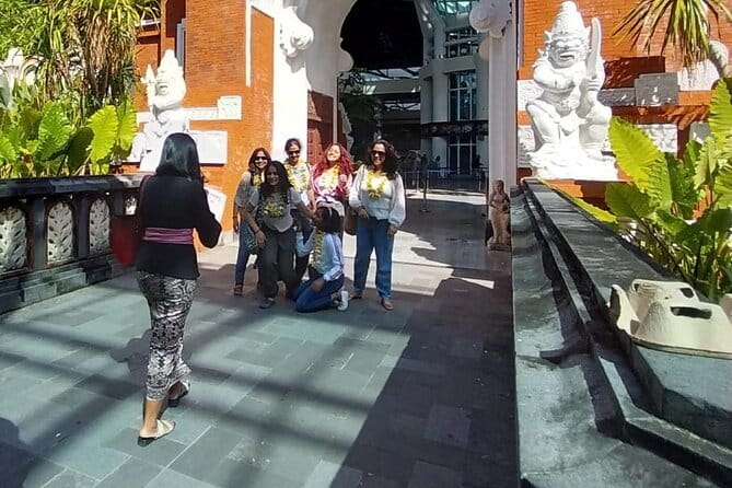 Bali airport transfer check in or check out Ubud area - Why a private car is useful for small groups