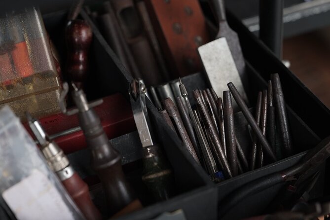 Bali Leather Craft Workshop - 6 hours ( canggu / seminyak) - Hand stitching, one hole at a time