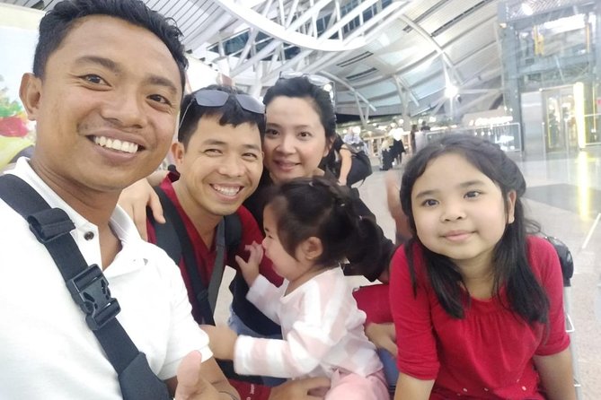 Bali Private arrival airport transfer - Finding your driver among the airport crowds