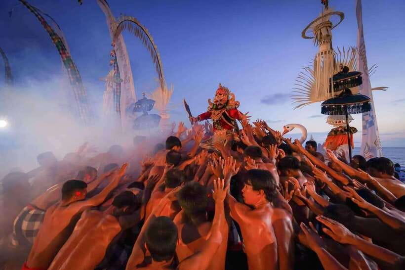 Bali: Tanah Lot Temple Sunset Kecak & Fire Dance Show Ticket - Why the sunset setting changes the whole performance