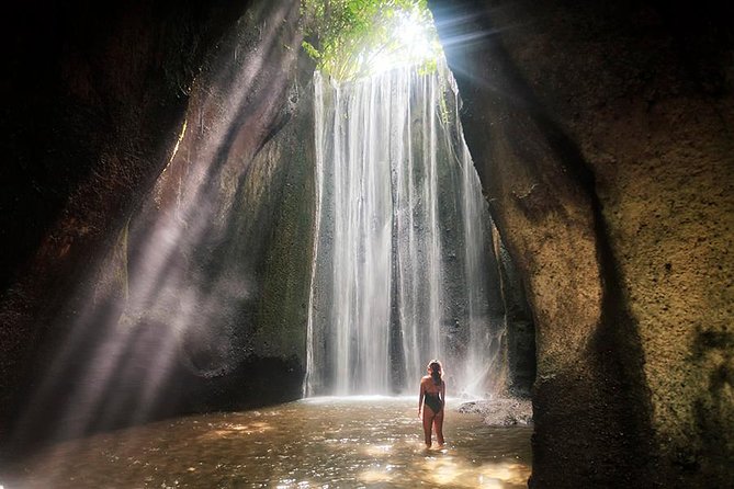 Bali Tour : Tegenungan - Tukad Cepung - Kanto Lampo - Tibumana Waterfall - Tukad Cepung and its cave-like entrance