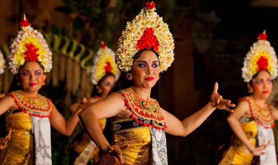 Bali: Ubud Palace Legong Dance Show Ticket - The outdoor setting before the show begins
