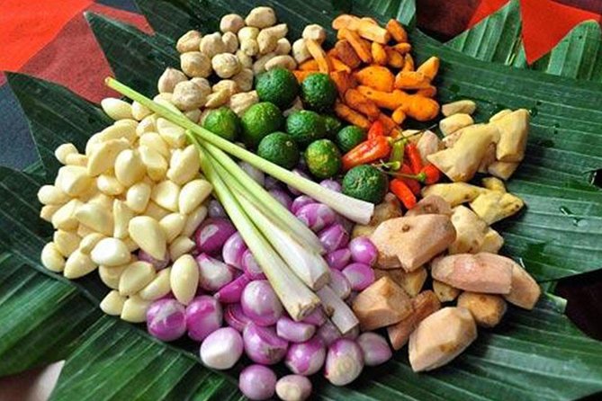 Balinese Cooking class with traditional morning market visit - Making a canang before cooking