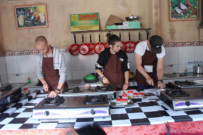 Balinese Ubud cooking school (9 Dish Cooking and Market Tour) - Meeting at Ubud Palace and Getting Out of Town