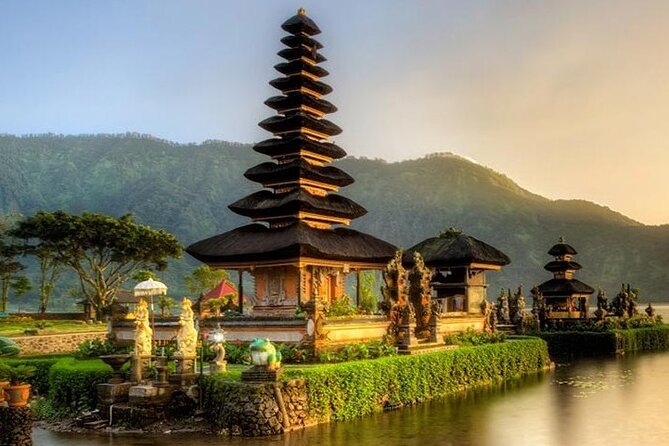 Beratan , lake side temple tour , all inclusive - Arriving at Ulun Danu Beratan Temple
