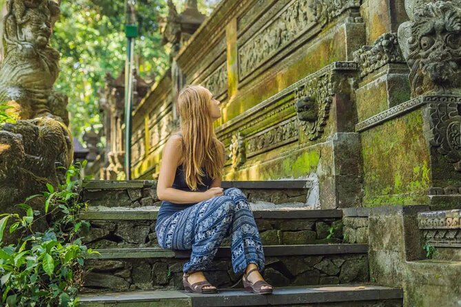 Best of Ubud Sightseeing Private All Inclusive Tour - Looking at Ubud painting and galleries