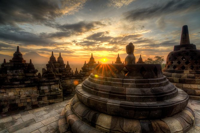 Borobudur Sunrise from setumbu Hill , Merapi Volcano & Prambanan Full Day Tour - Setumbu Hill gives you the best sunrise perspective