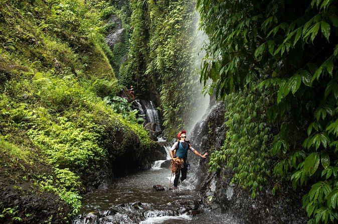 Canyoning Bali, Tamata Canyon (Adventure, discovery, nature) - The Tamata descent: water, rock, and constant effort