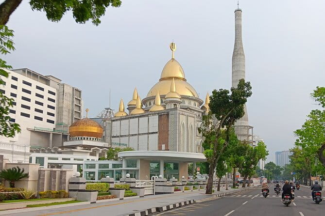 Explore North Sumatra : 7 Days Tour Adventure Package - Samosir Island and the Batak story
