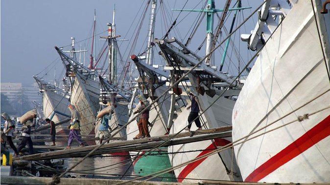 From port Tanjung priok : Jakarta Private Tour With Lunch - Sunda Kelapa and the wooden boats of Jakarta’s past