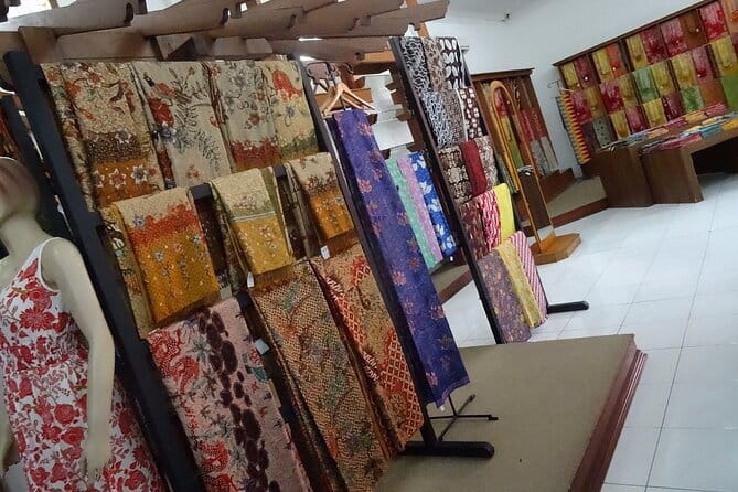 Half Day Bali Shopping Art Village Private Tour - Tohpati: watching batik take shape