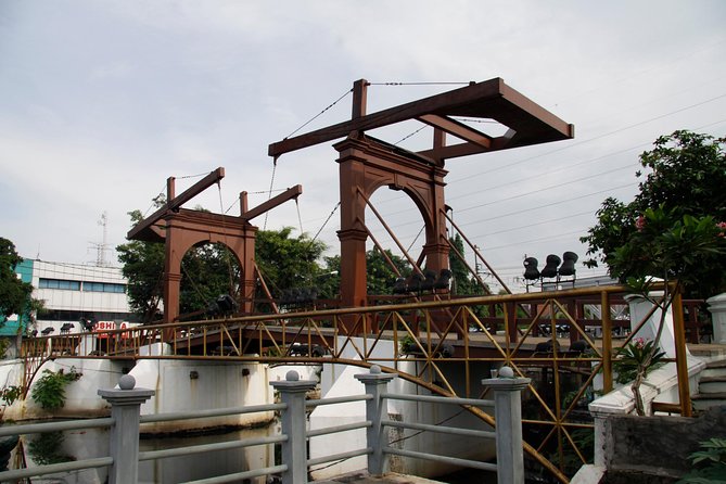 Halfday Excursion Old city Batavia with Lunch and Souvenir - Fatahillah Square and the wayang kulit workshop