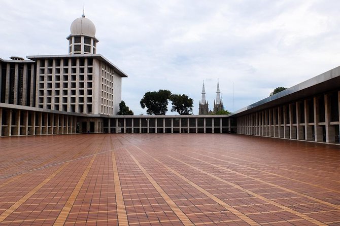 Halfday Excursion Old city Batavia with Lunch and Souvenir - Lunch: local Indonesian food with a few caveats