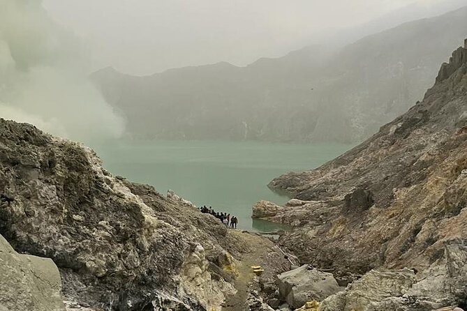 Ijen Crater Tour - Watching the turquoise acidic lake appear