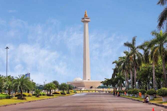 Jakarta Half-Day Highlights Tour - Istiqlal Mosque and Jakarta Cathedral across the street