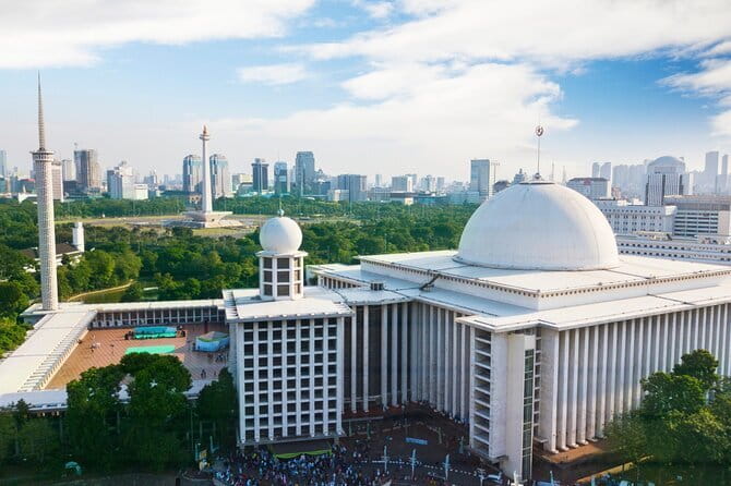 Jakarta Highlight Places with Multilingual Guide - Istiqlal Mosque and Jakarta Cathedral, one hour of contrasts