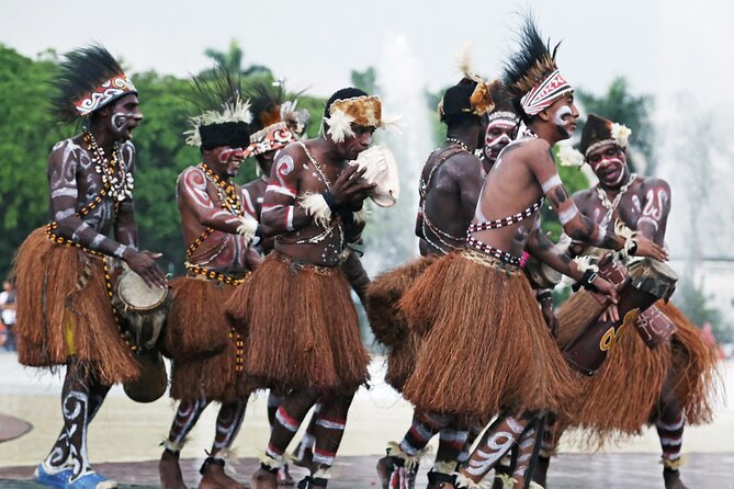 Jakarta: Miniature Park, National Museum & Traditional House Tour - Jalan Surabaya offers a short look at local shopping