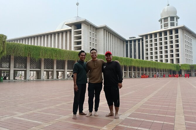 Jakarta Night Tour with Dinner at Café or Food street - Selamat Datang Monument in Central Jakarta