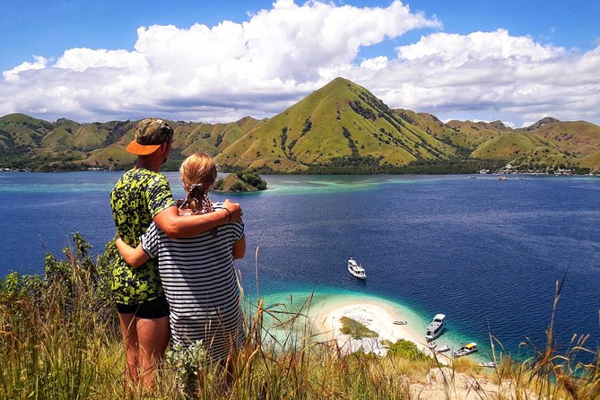 Komodo Tour 3D/2N Live on Board -Join Group Category-Share Cabin - Day one: Kelor Island and the flying fox sunset