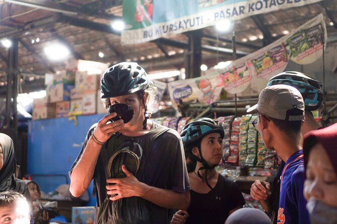 Kotagede Royal Route - Cycling Tour - Entering the Mataram royal tombs