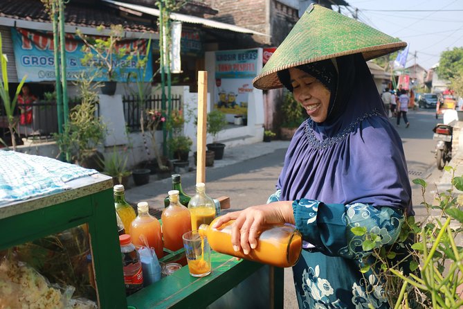 Kotagede Royal Route - Cycling Tour - Stopping at a traditional market for local food