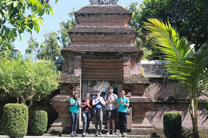 Kotagede Royal Route - Cycling Tour - Seeing the old buildings, temples, and street art