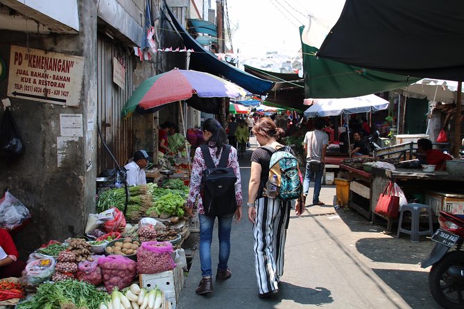 Look at Jakarta Local Experience Tour With Boating - Glodok Chinatown and the Petak Sembilan Temple