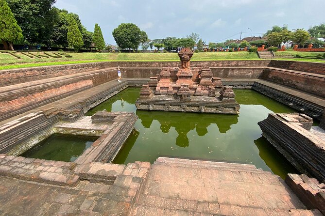 Majapahit Heritage Archaelogy tour via surabaya - Tikus Temple and its central pool