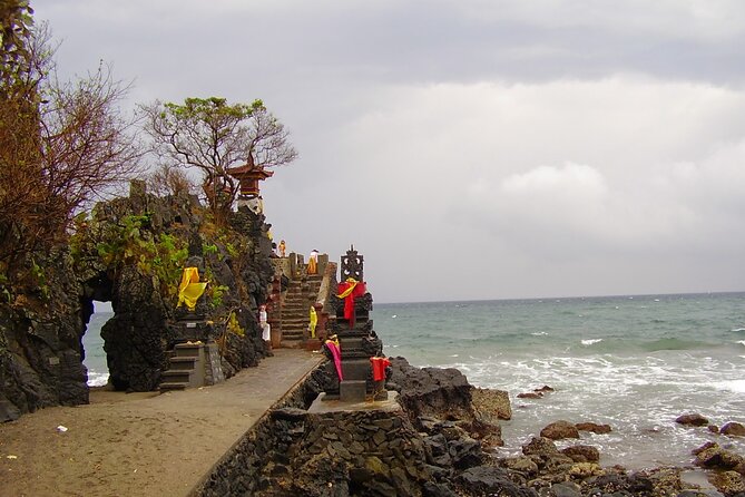 Mataram Lombok Historical City tour - Batu Bolong Temple and the black coastal rock