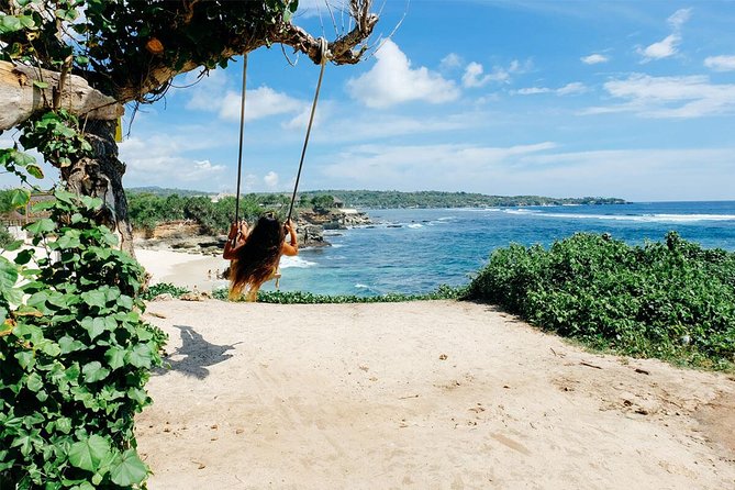 Nusa Lembongan Instagram Tour: The Most Famous Spots (Private & All-Inclusive) - The Yellow Bridge photo stop