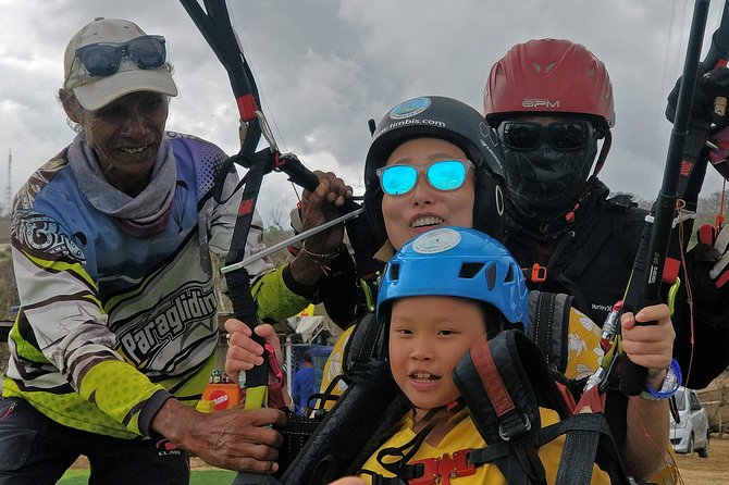 Paragliding Bali at Uluwatu Cliff with Photos/Videos - Who will enjoy this most?