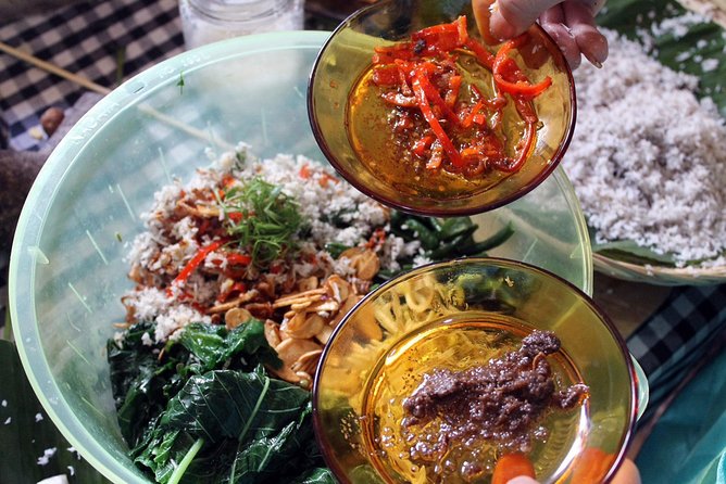 PRIVATE Authentic Balinese Cooking Class in Ubud at Putu's Home - Touring the garden before cooking