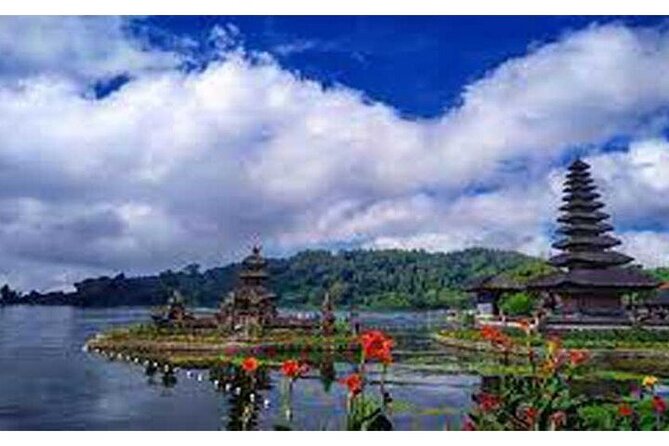 Private Tour Bali Swing & Visiting Temples in Bali - Ulun Danu Beratan and the Mountain Lake Setting
