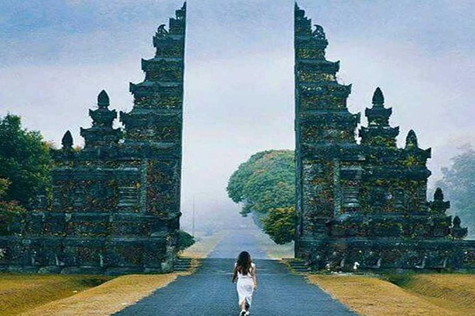 Private Tour: Ulun Danu Temple-Handara Gate-Wana Giri Hill&Tanah Lot Sunset - Handara Gate: the polished opening photograph