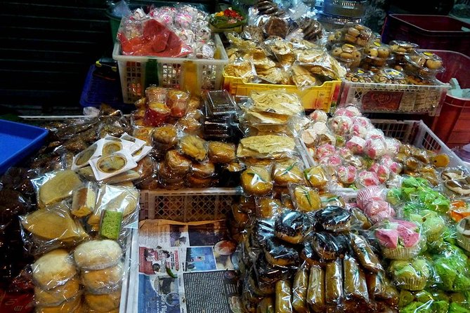 Small-Group Denpasar Night Food Tour - First tastings: rice cakes and triangle-shaped rice
