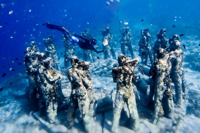 Snorkeling with turtle and statue in Gilis - Photos and videos are a real part of the value