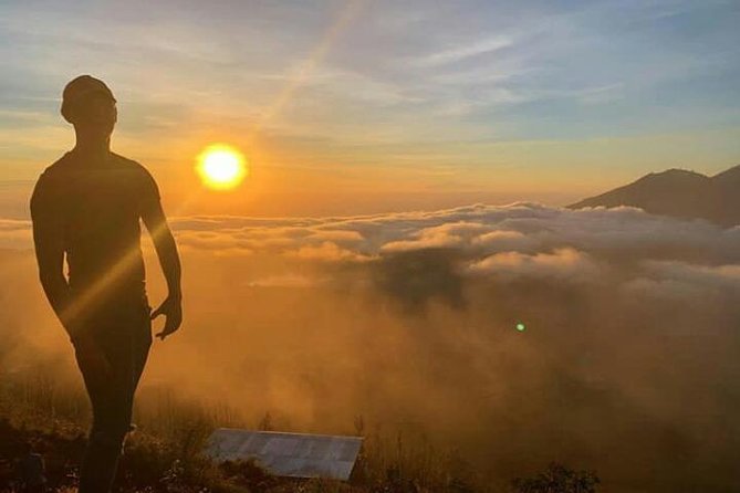Sunrise mount batur trecking all inclusive - Waiting at the crater rim for sunrise
