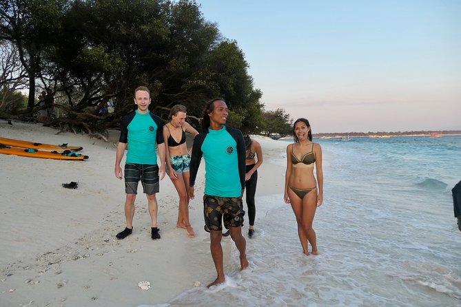 Surf Lesson Gili Trawangan - The first 15 minutes: theory and beach practice