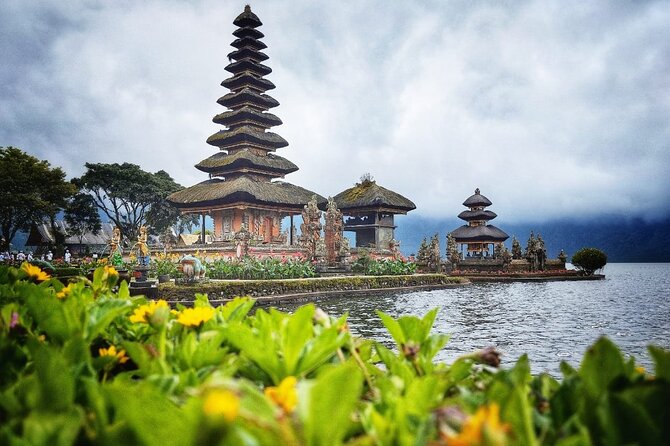 Tanah Lot Tour: Discover Bali’s Iconic Temple and Stunning Views - Tanah Lot puts the famous view in context