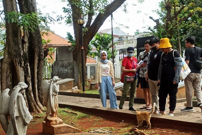 The Secret Society of Batavia - Walking Tour - A practical pause at Gambir Station