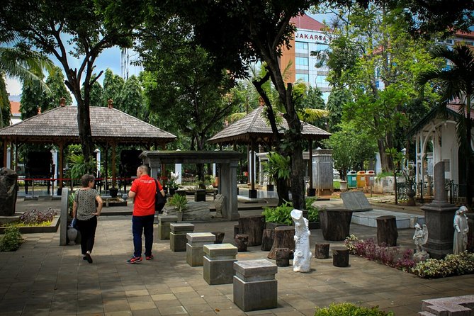 The Secret Society of Batavia - Walking Tour - Monas, the palace, and Taman Pandang Istana