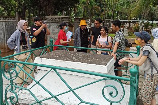 The Secret Society of Batavia - Walking Tour - Reading the symbols at Taman Prasasti Museum