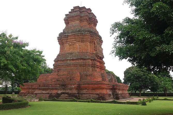 Trowulan Tour Ruin of Majapahit Kingdom from Surabaya - Candi Bajangratu and the art of the gateway