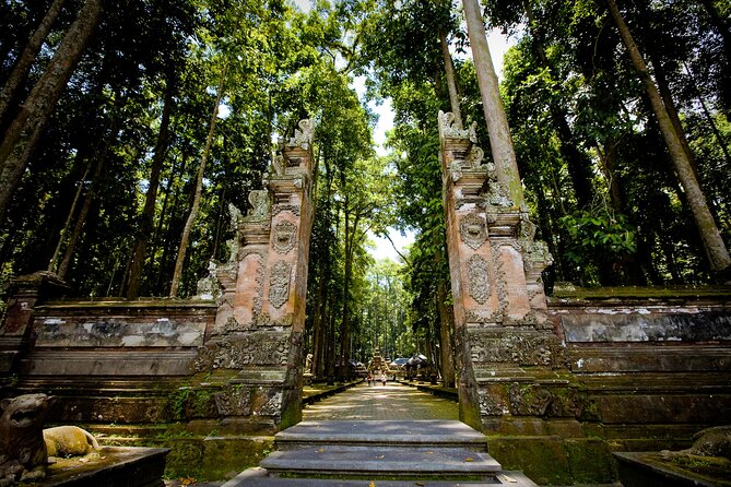 Ubud: Monkey Forest, Rice Terraces & Sacred Temples - Mengening Temple and the meaning of a canang sari