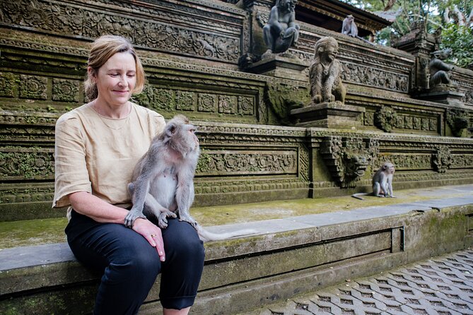 Ubud Small Group Tour: Monkey Forest, Tegalalang Rice Terraces and more - Ubud Traditional Art Market and the lunch pause